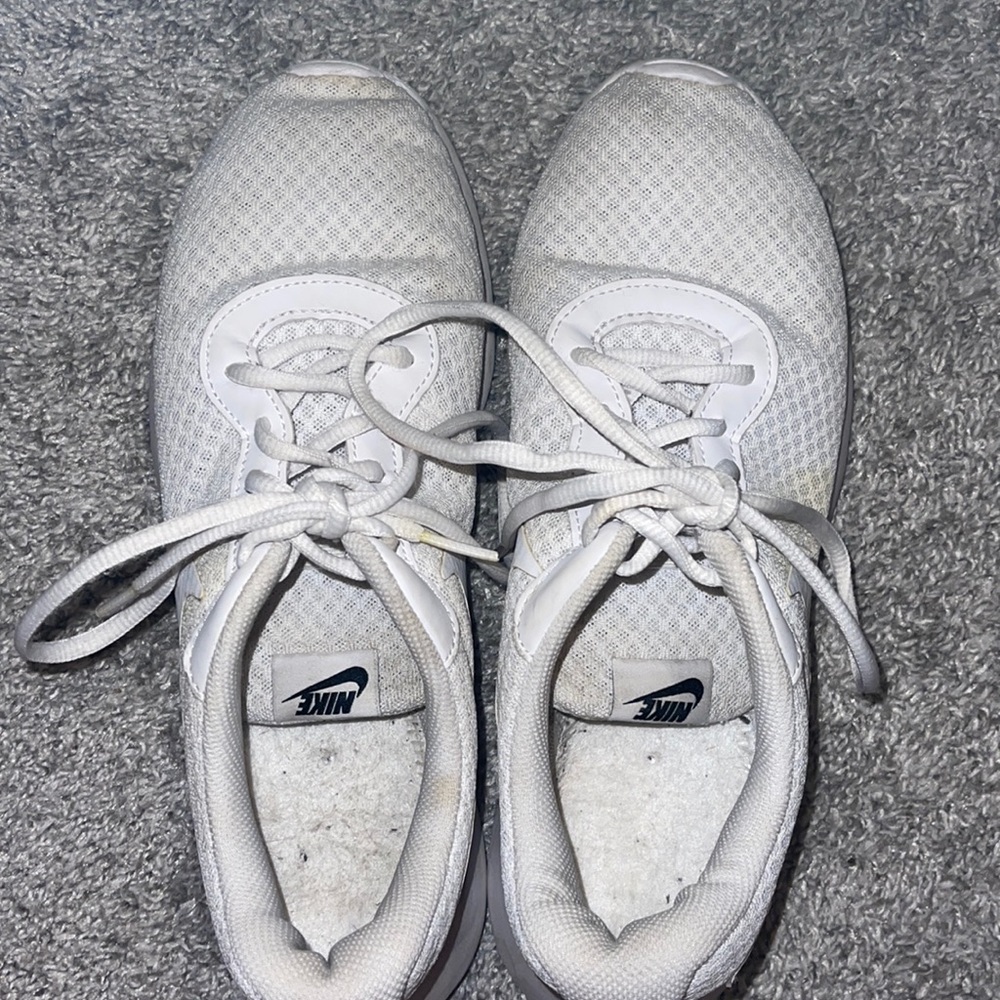 white nike roshe